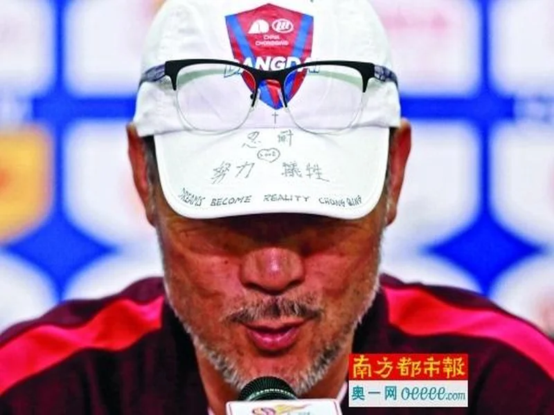 帽子上用中文写着努力、忍耐、牺牲,张外龙:是我作为教练的哲学